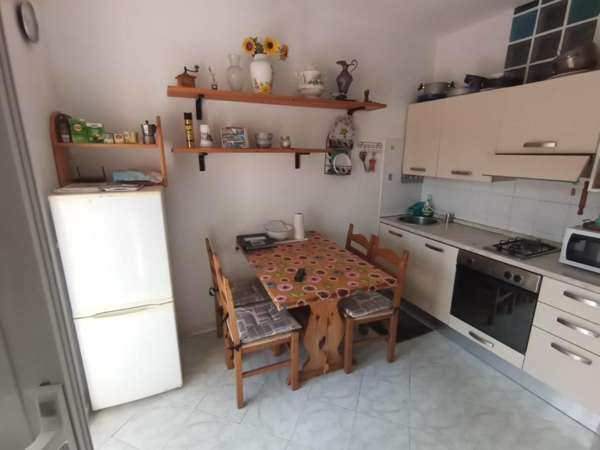 Casa Albarosa, 10 Min Walk Train Station, Free Parking. Appartement La Spezia