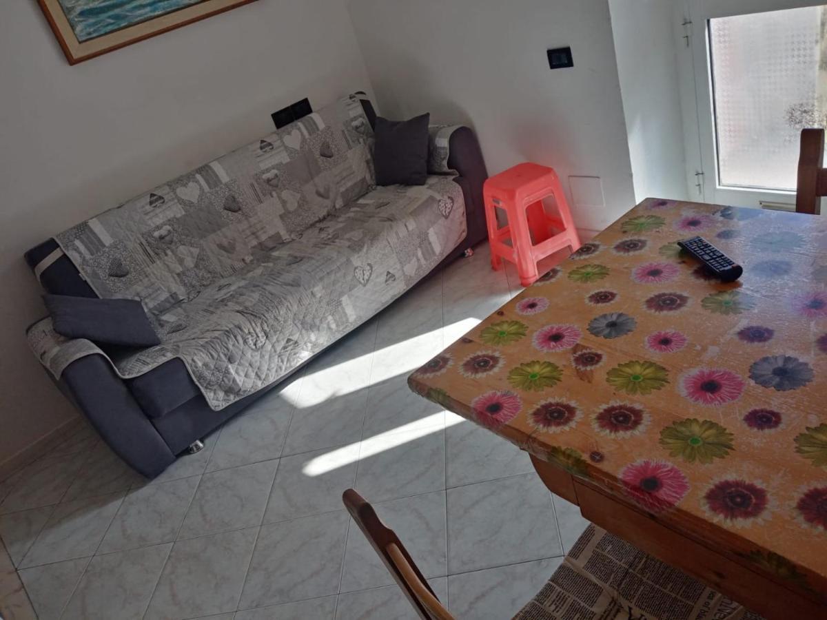 Casa Albarosa, 10 Min Walk Train Station, Free Parking. Apartment La Spezia