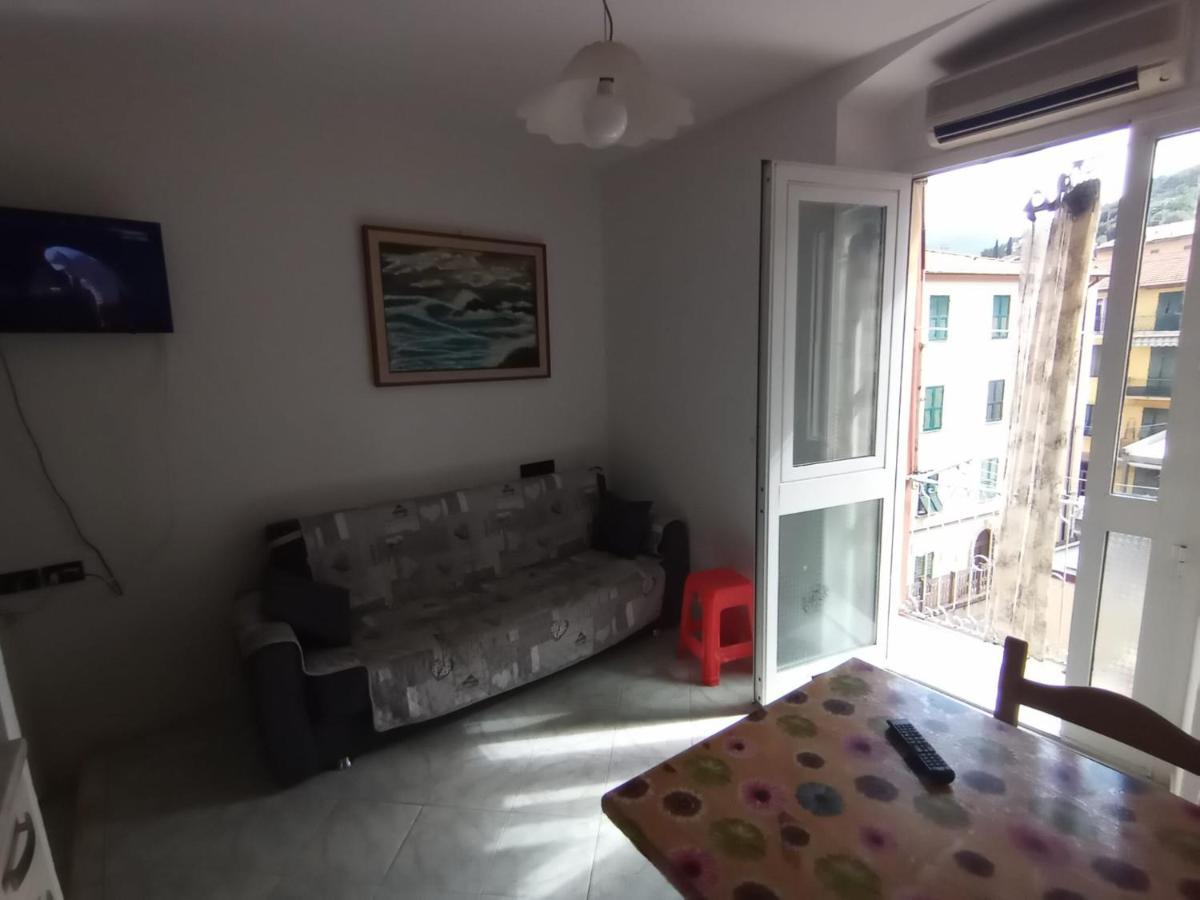 Casa Albarosa, 10 Min Walk Train Station, Free Parking. Apartment La Spezia